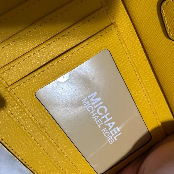 Michael Kors Travel Jet Set Tech Wallet - Picture 10 of 11